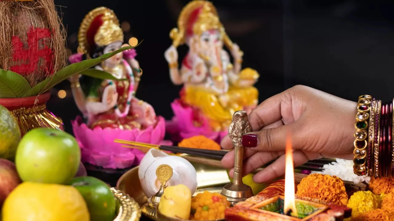 Diwali 2024 Date : When is Deepawali—October 31 or November 1? Dates, Puja Timings, and More